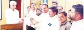 नरेगा कर्मचारी रहे सामूहिक छुट्टी पर, एक मई से अनिश्चितकालीन हड़ताल पर नरेगा कर्मचारी रहे सामूहिक छुट्टी पर, एक मई से अनिश्चितकालीन हड़ताल पर