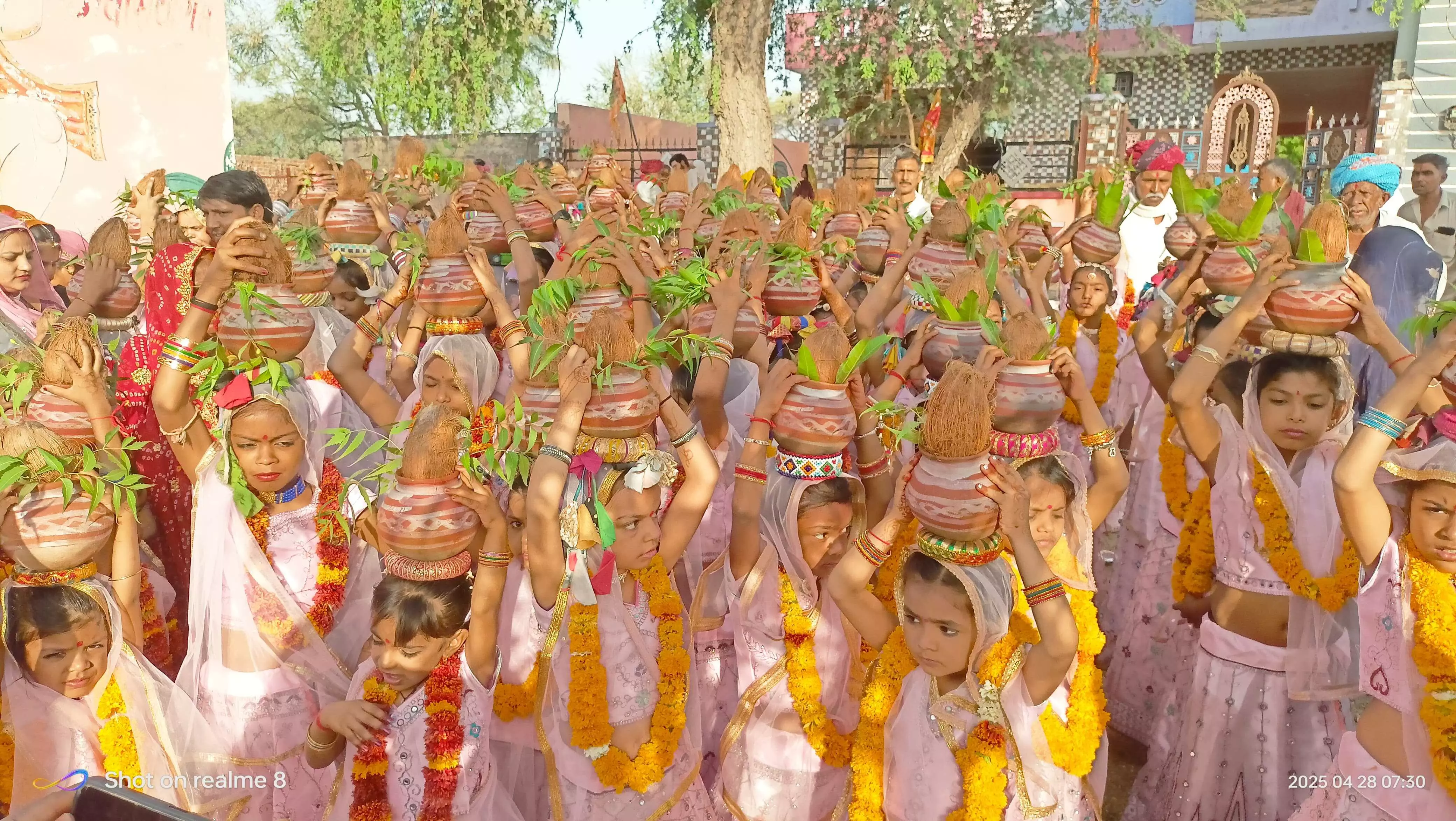 गोविन्दपुरा में 101 कलश के शौभायात्रा के साथ ही कलश स्थापना का कार्यक्रम प्रारंभ गोविन्दपुरा में 101 कलश के शौभायात्रा के साथ ही कलश स्थापना का कार्यक्रम प्रारंभ