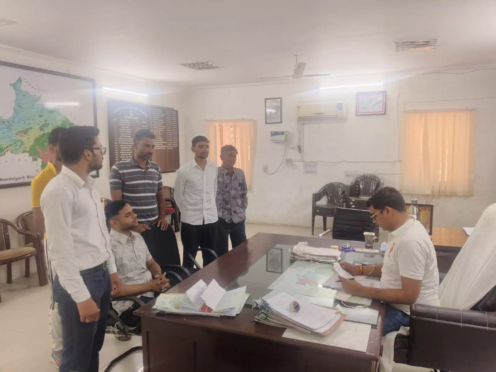 उपखण्ड अधिकारी मांडलगढ़ मदनमोहन शर्मा से मिलकर कराया समस्या से अवगत उपखण्ड अधिकारी मांडलगढ़ मदनमोहन शर्मा से मिलकर कराया समस्या से अवगत