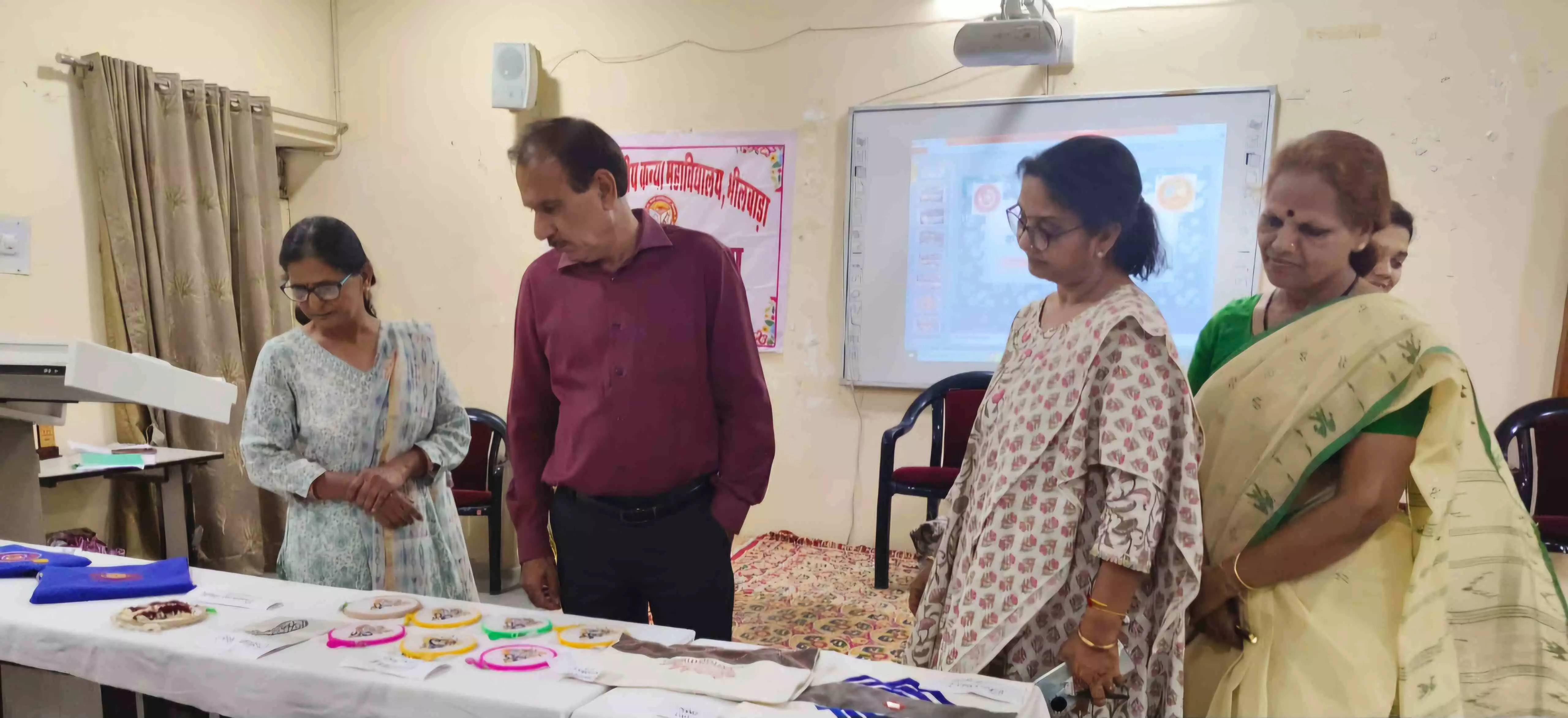 कन्या महाविद्यालय में सात दिवसीय पारंपरिक कढ़ाई विषयक कार्यशाला का समापन