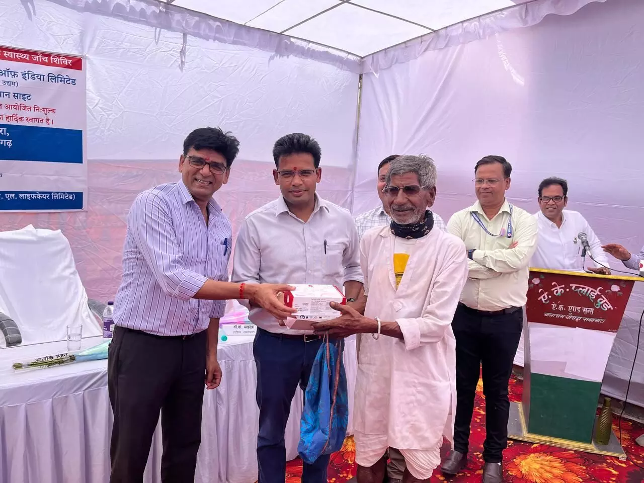 जिला कलक्टर ने किया मेडिकल चेकअप कैंप का निरीक्षण