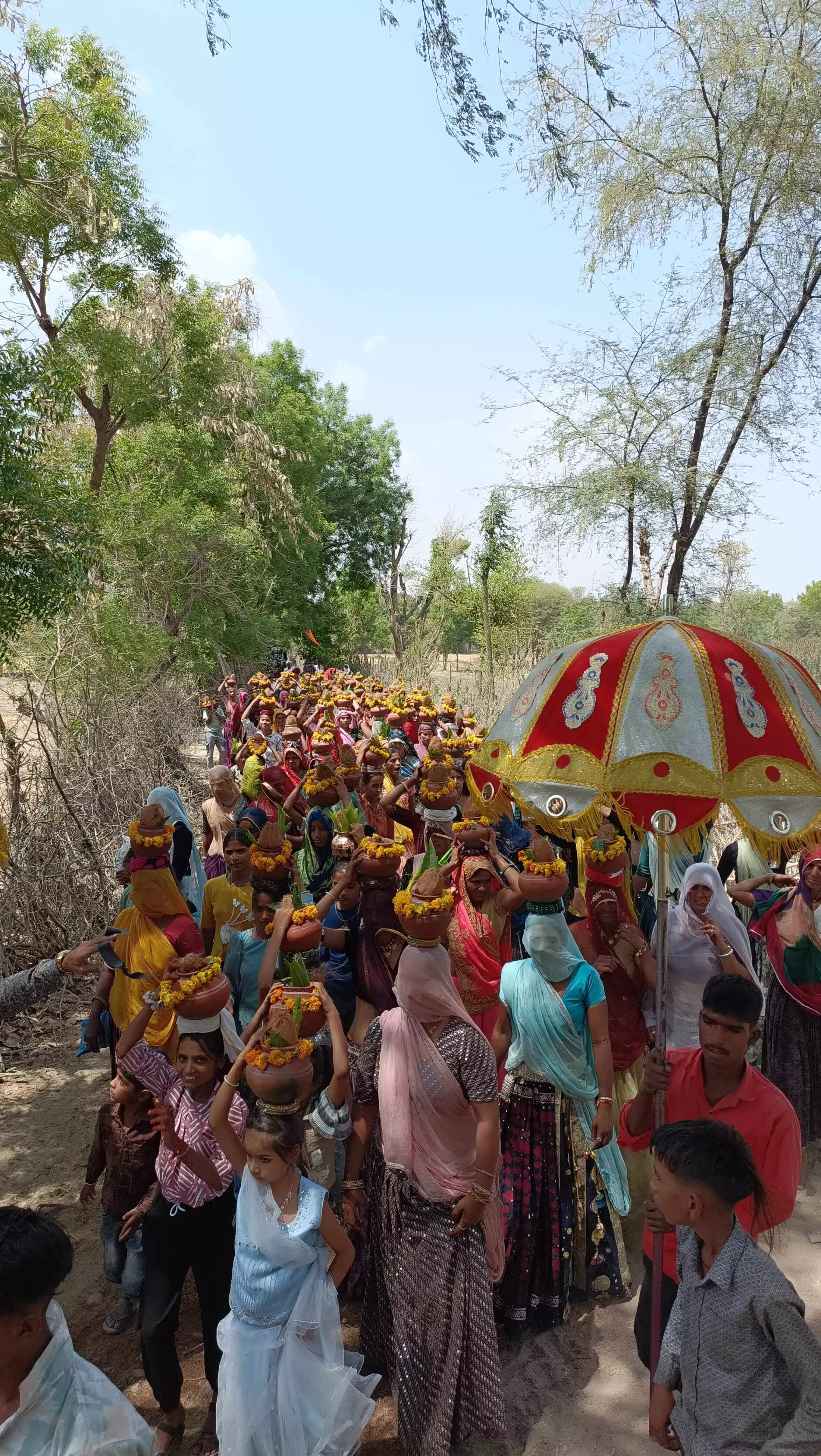 दोवनी गांव में विष्णु महायज्ञ 151 जल कलशों की शोभायात्रा के साथ प्रारंभ दोवनी गांव में विष्णु महायज्ञ 151 जल कलशों की शोभायात्रा के साथ प्रारंभ