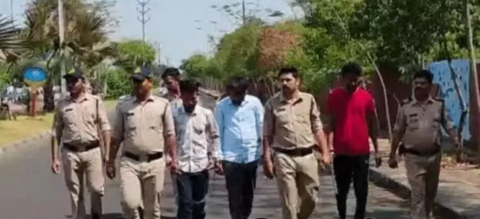 दुष्कर्म और ब्लैक मेल के आरोपितों को वकीलों ने पीटा, मामला बिगड़ा तो भीड़ को तितर-बितर करने के लिए आंसू गैस छोड़ी दुष्कर्म और ब्लैक मेल के आरोपितों को वकीलों ने पीटा, मामला बिगड़ा तो भीड़ को तितर-बितर करने के लिए आंसू गैस छोड़ी
