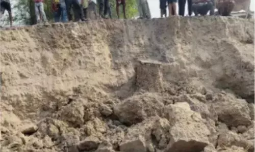 मिट्टी का टीला धंसने से पांच लोगों की मौत, तीन अन्य की हालत गंभीर