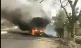 चिंगारी से भड़क उठी आग, देखते ही देखते आग का गोला बनी ट्रैक्टर ट्रॉली