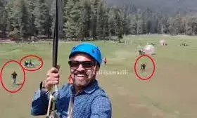 गोलियों की तड़तड़ाहट के बीच मदद करते दिखे कश्मीरी