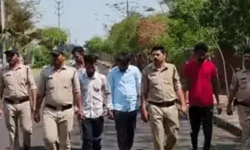 दुष्कर्म और ब्लैक मेल के आरोपितों को  वकीलों ने पीटा, मामला बिगड़ा तो भीड़ को तितर-बितर करने के लिए आंसू गैस छोड़ी