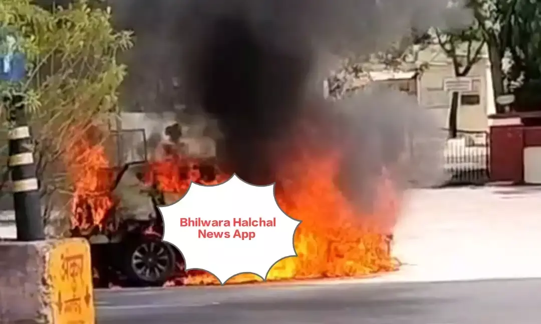 सडक़ पर दौड़ती एसक्रॉस में लगी आग, फैक्ट्री संचालक ने कार रोककर खुद को बचाया, मचा हडक़ंप सडक़ पर दौड़ती एसक्रॉस में लगी आग, फैक्ट्री संचालक ने कार रोककर खुद को बचाया, मचा हडक़ंप