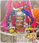 मस्तक पर चंद्रमा और ॐ लगाकर सजे बाबा महाकाल मस्तक पर चंद्रमा और ॐ लगाकर सजे बाबा महाकाल