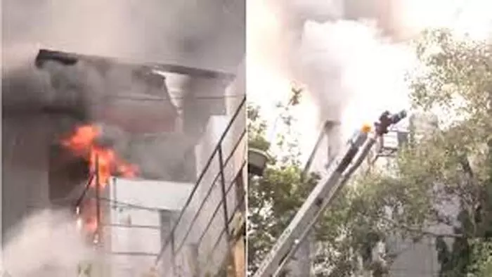 मुंबई में इलेक्ट्रॉनिक सामान के शोरूम की इमारत में लगी भीषण आग ,मौके पर पहुंची फायर ब्रिगेड की 12 गाड़ियां मुंबई में इलेक्ट्रॉनिक सामान के शोरूम की इमारत में लगी भीषण आग ,मौके पर पहुंची फायर ब्रिगेड की 12 गाड़ियां