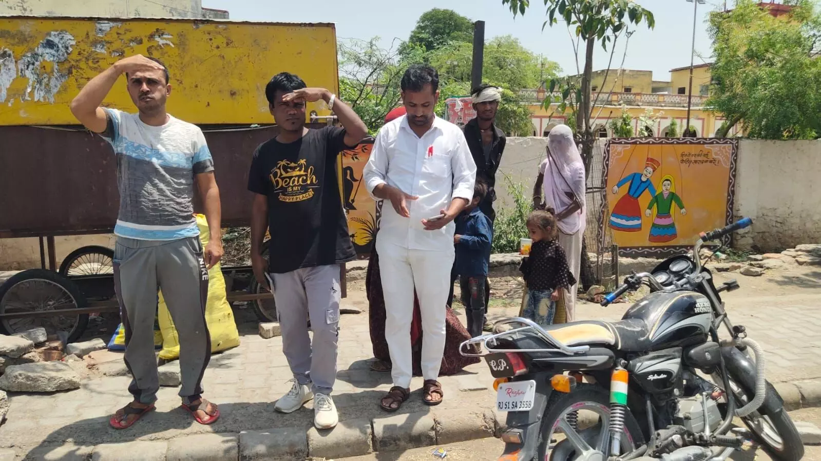 शाहपुरा: लू का कहर, अस्थाई बस स्टैंड पर यात्री बेहाल शाहपुरा: लू का कहर, अस्थाई बस स्टैंड पर यात्री बेहाल