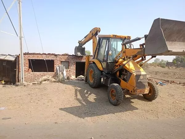 हिंदू लड़की को भगा ले जाने वाले अनस की दुकान-मकान पर चला बुलडोजर हिंदू लड़की को भगा ले जाने वाले अनस की दुकान-मकान पर चला बुलडोजर