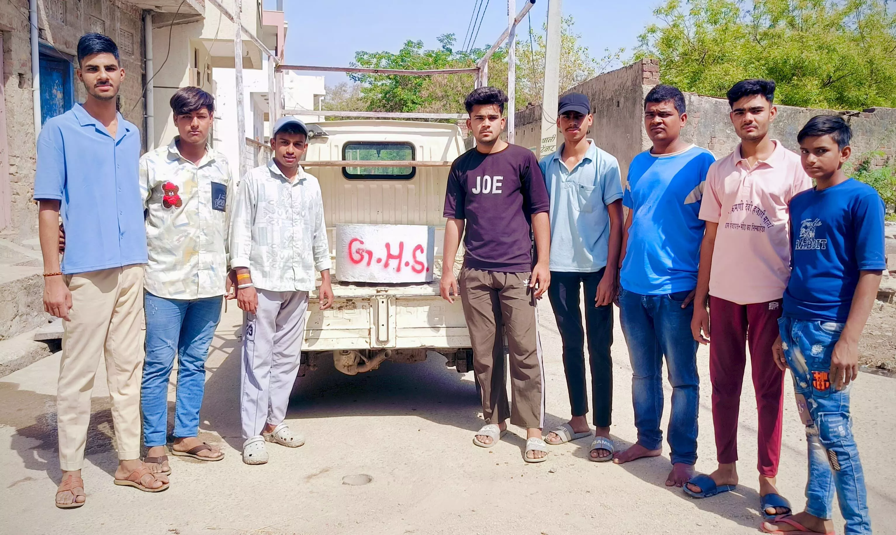 पक्षियों के लिए परिंडे लगाए