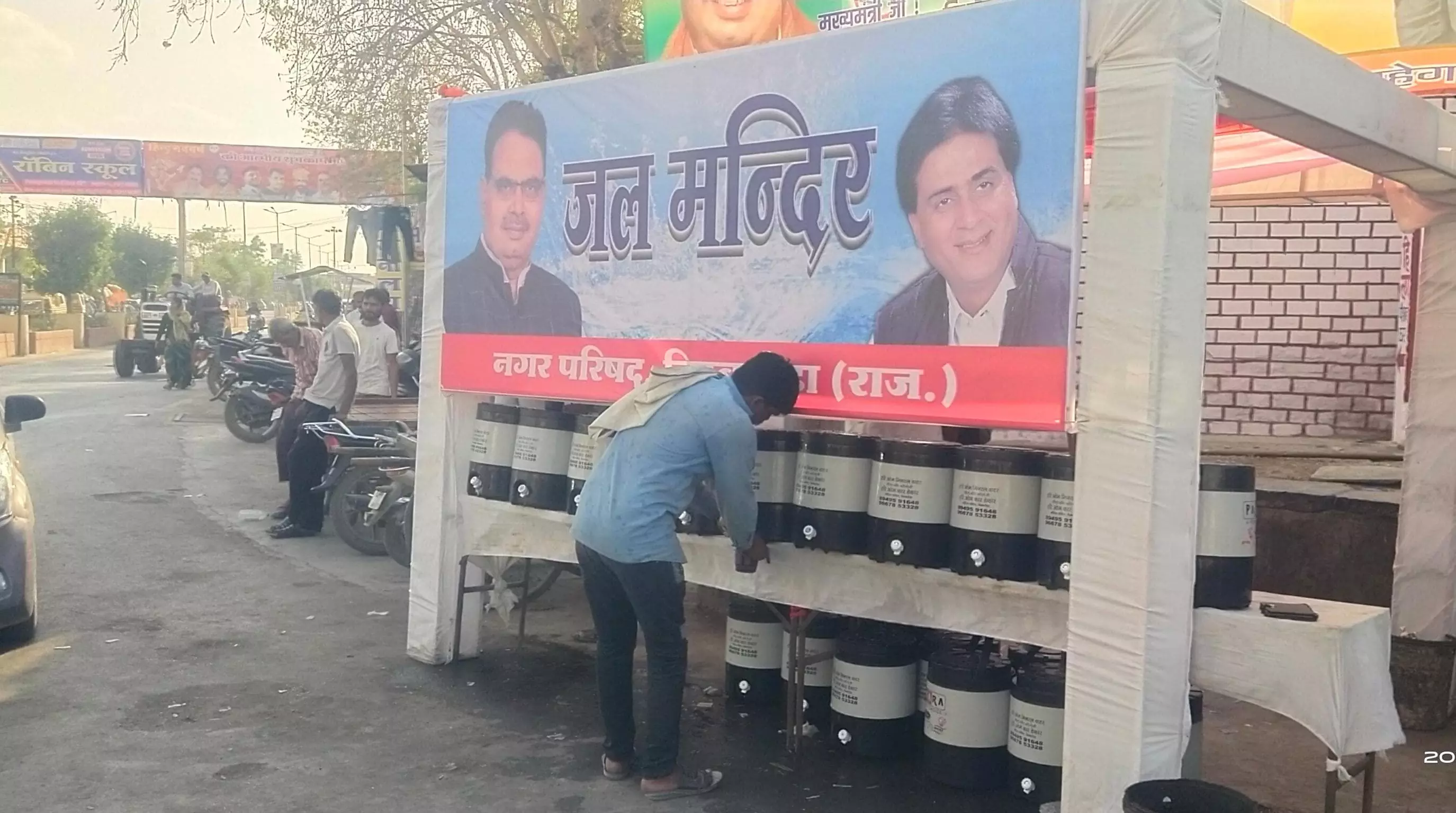 विधायक के निर्देश पर प्रचण्ड गर्मी में राहगीरों के लिए अस्थाई जल मन्दिर किये स्थापित विधायक के निर्देश पर प्रचण्ड गर्मी में राहगीरों के लिए अस्थाई जल मन्दिर किये स्थापित