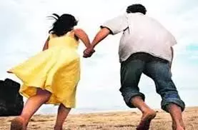 समुदाय विशेष  के  युवक,  द्वारा लड़की को भगा जाने के विरोध में प्रदर्शन , टायर जलाये