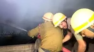 होटल में भीषण आग, लोगों ने लगाई छत से छलांग, एक की मौत- कई घायल