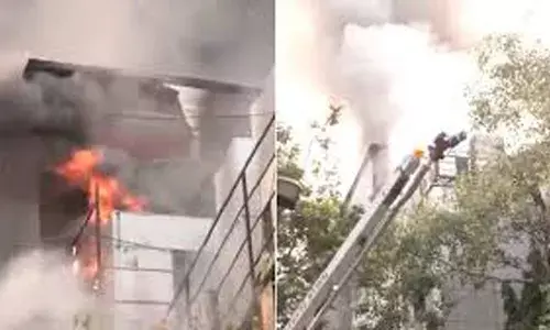 मुंबई में इलेक्ट्रॉनिक सामान के शोरूम की इमारत में लगी भीषण आग ,मौके पर पहुंची फायर ब्रिगेड की 12 गाड़ियां