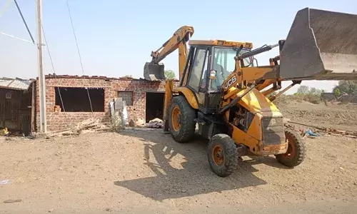 हिंदू लड़की को भगा ले जाने वाले अनस की दुकान-मकान पर चला बुलडोजर