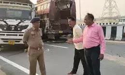 बुंदेलखंड एक्सप्रेसवे में दो बसें और एक ट्रक टकराया, एक की मौत, दर्जनों घायल