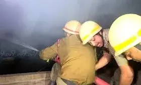 होटल में भीषण आग, लोगों ने लगाई छत से छलांग, एक की मौत- कई घायल होटल में भीषण आग, लोगों ने लगाई छत से छलांग, एक की मौत- कई घायल