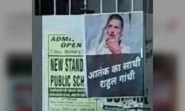अमेठी में राहुल गांधी के खिलाफ लगे पोस्टर