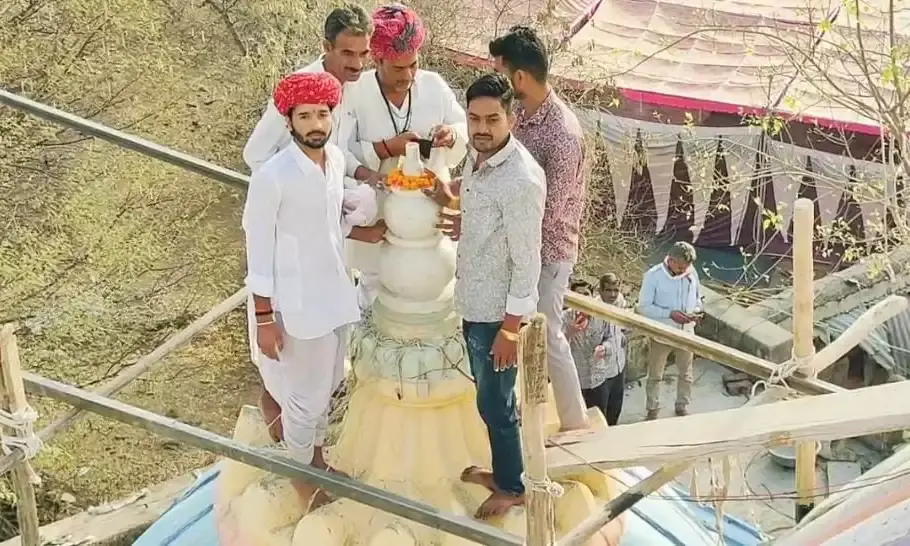 खेड़ा का देवरा मंदिर पर जयकारों के साथ कलश स्थापना