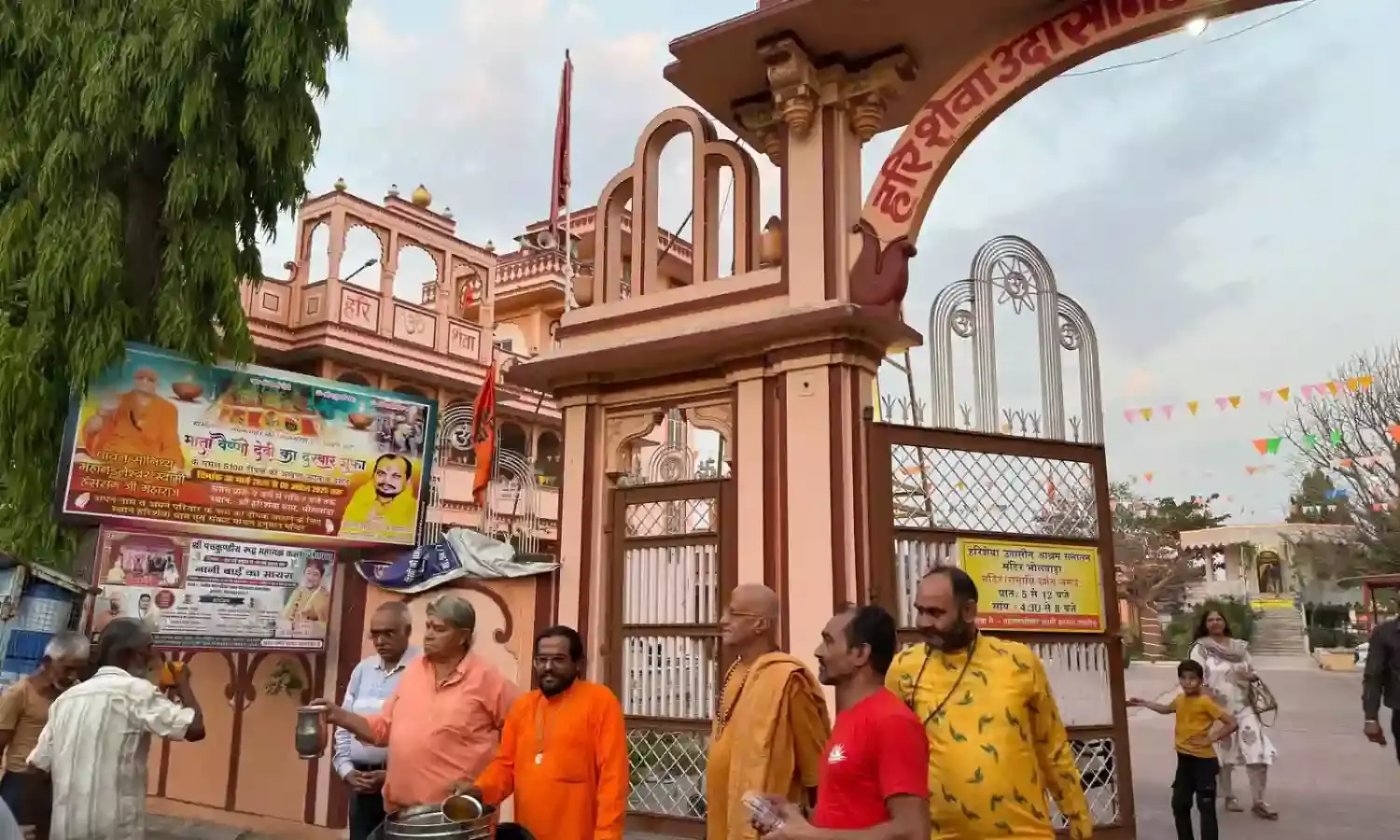अक्षय तृतीया पर हरिशेवा उदासीन आश्रम सनातन मंदिर में आम रस वितरण
