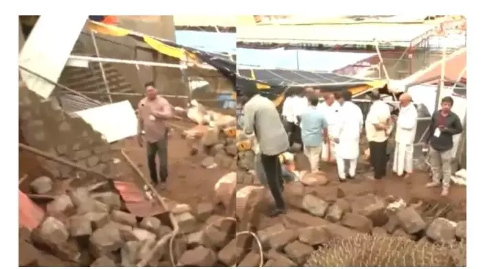 नरसिम्हा स्वामी मंदिर के चंदनोत्सव में दीवार गिरी; 7 लोगों की मौत नरसिम्हा स्वामी मंदिर के चंदनोत्सव में दीवार गिरी; 7 लोगों की मौत