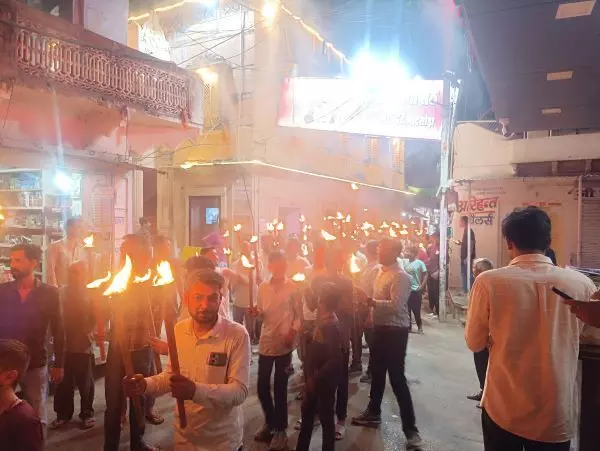मशाल जुलूस निकाल कर शहीद हुए पर्यटकों को दी श्रद्धांजलि मशाल जुलूस निकाल कर शहीद हुए पर्यटकों को दी श्रद्धांजलि