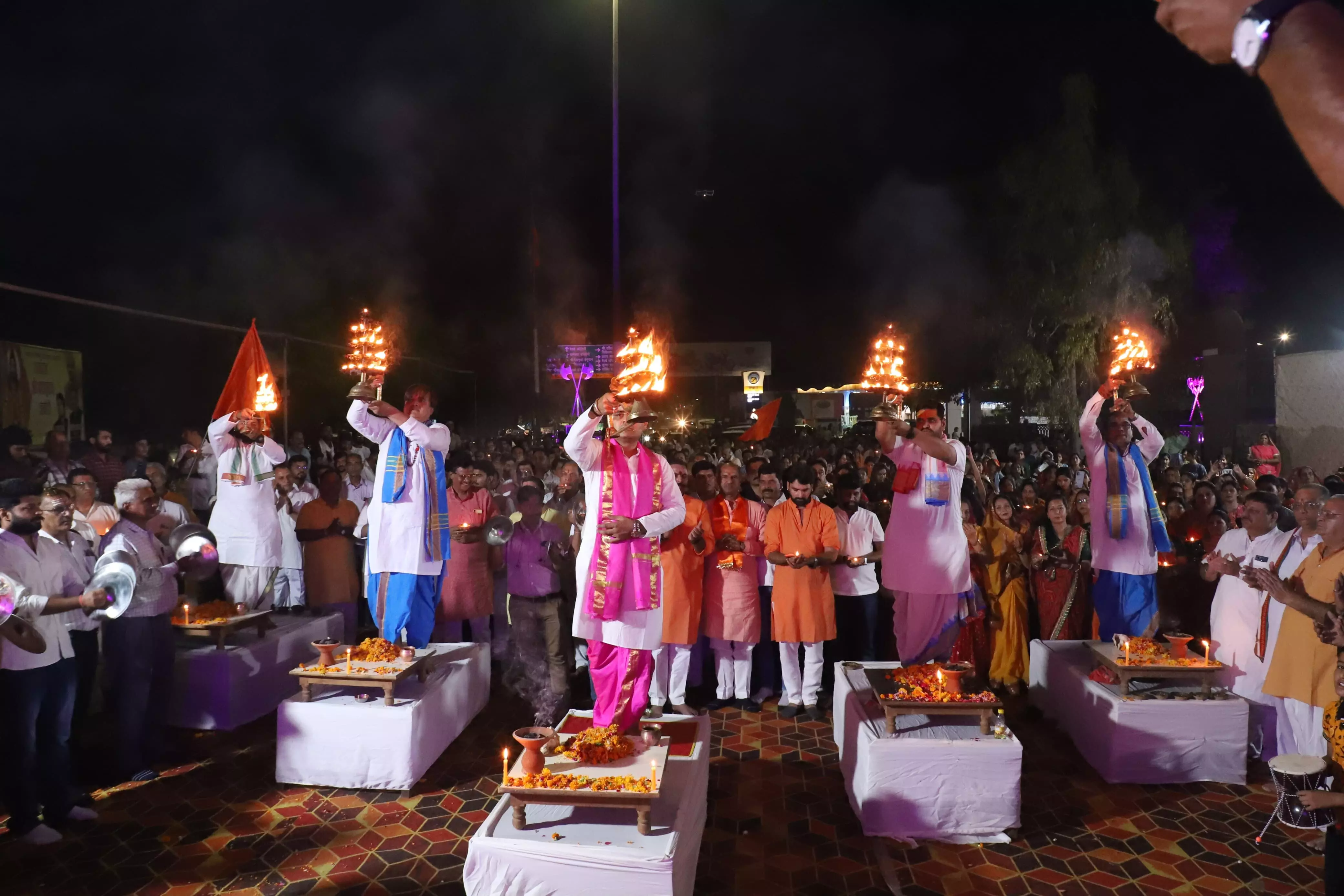 परशुराम सर्कल पर हुई भव्य महाआरती परशुराम सर्कल पर हुई भव्य महाआरती
