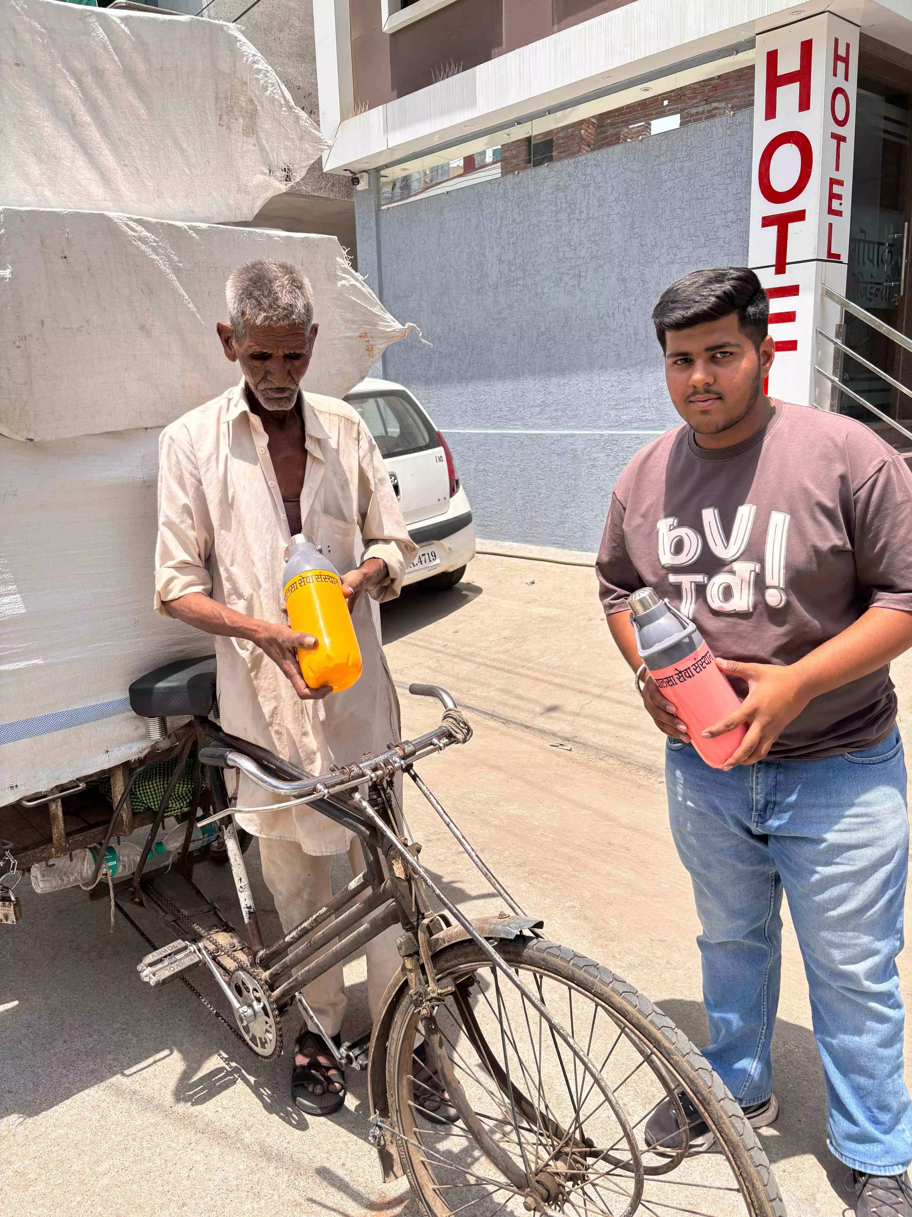 खालसा सेवा संस्थान द्वारा बांटी गई ठण्डे केरी पानी की बोतलें खालसा सेवा संस्थान द्वारा बांटी गई ठण्डे केरी पानी की बोतलें