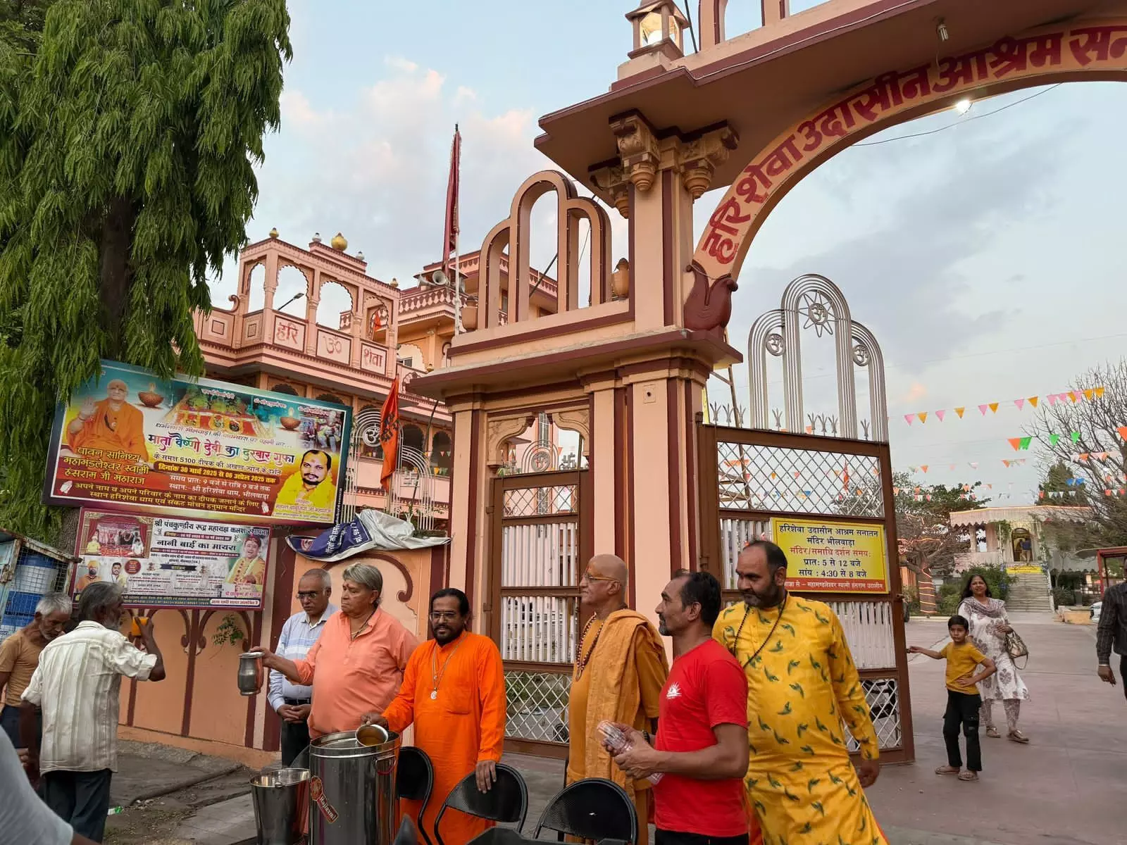 अक्षय तृतीया पर हरिशेवा उदासीन आश्रम सनातन मंदिर में आम रस वितरण अक्षय तृतीया पर हरिशेवा उदासीन आश्रम सनातन मंदिर में आम रस वितरण