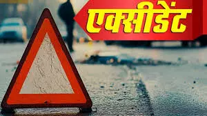 बाइक को टक्कर मारने के बाद खाई में उतरी ईको कार, बाइक चालक की मौत