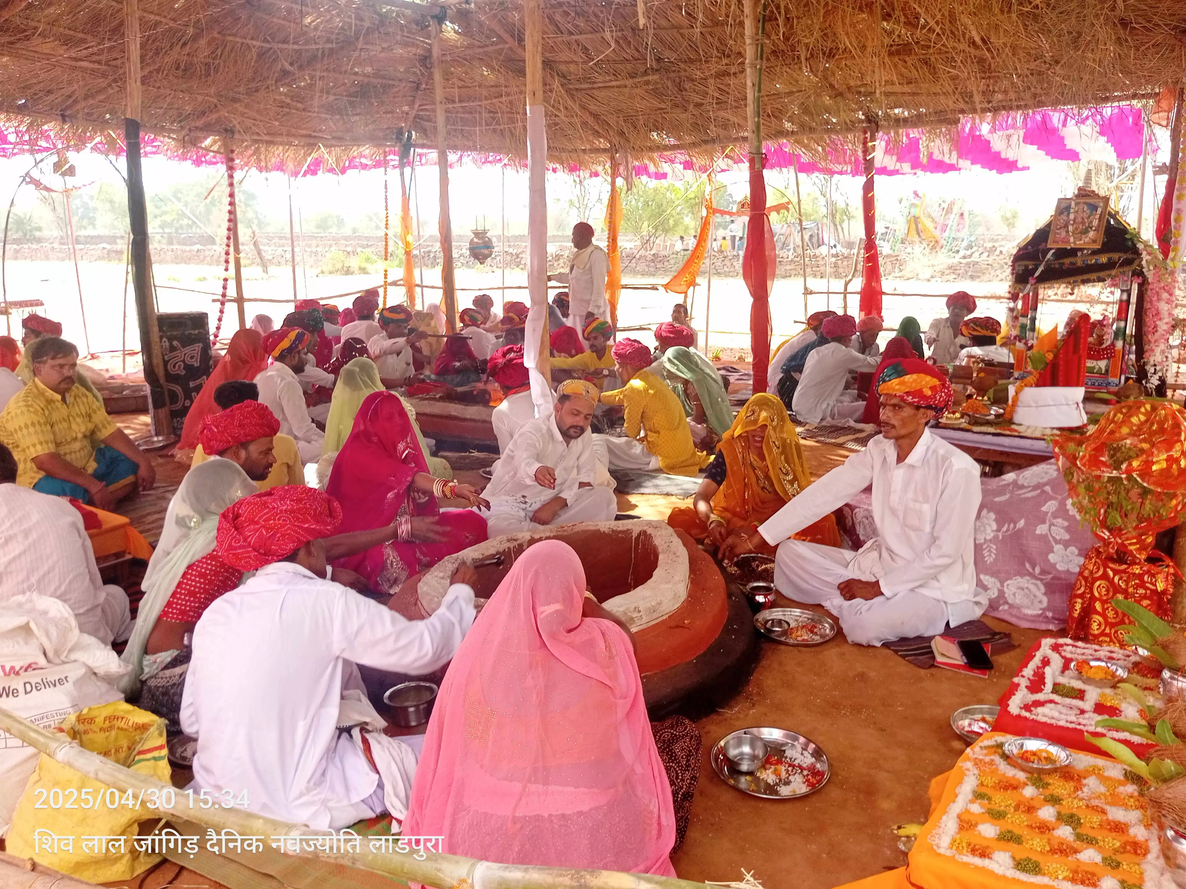 डामटी गांव में पंच दिवसीय पंच कुण्डीय यज्ञ की पूजा व हवन में दी आहुतियां डामटी गांव में पंच दिवसीय पंच कुण्डीय यज्ञ की पूजा व हवन में दी आहुतियां