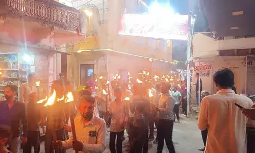 मशाल जुलूस निकाल कर शहीद हुए पर्यटकों को दी श्रद्धांजलि
