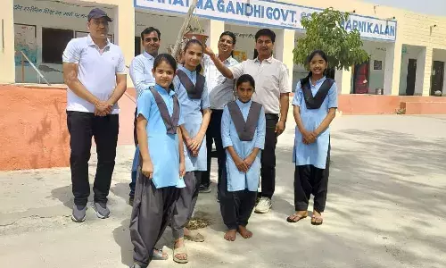 पक्षियों के लिए बांधे परिंडा