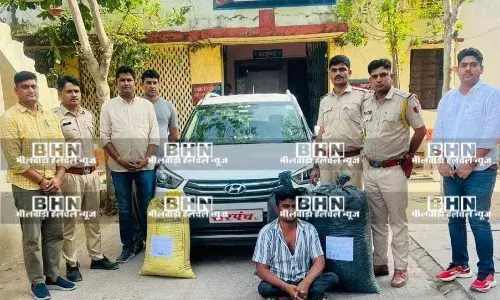 सरपंच लिखी कार चालक ने पुलिस को देखे डिवाइडर कुदाया , टायर फटा फिर भी 5 किलोमीटर दौड़ाया ,पकड़ा 60 किलो डोडा-चूरा