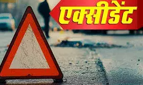बाइक को टक्कर मारने के बाद खाई में उतरी ईको कार, बाइक चालक की मौत