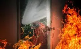 होटल में लगी भीषण आग, जान बचाने खिड़की से कूदे लोग, मां ने मासूम को नीचे फेंका