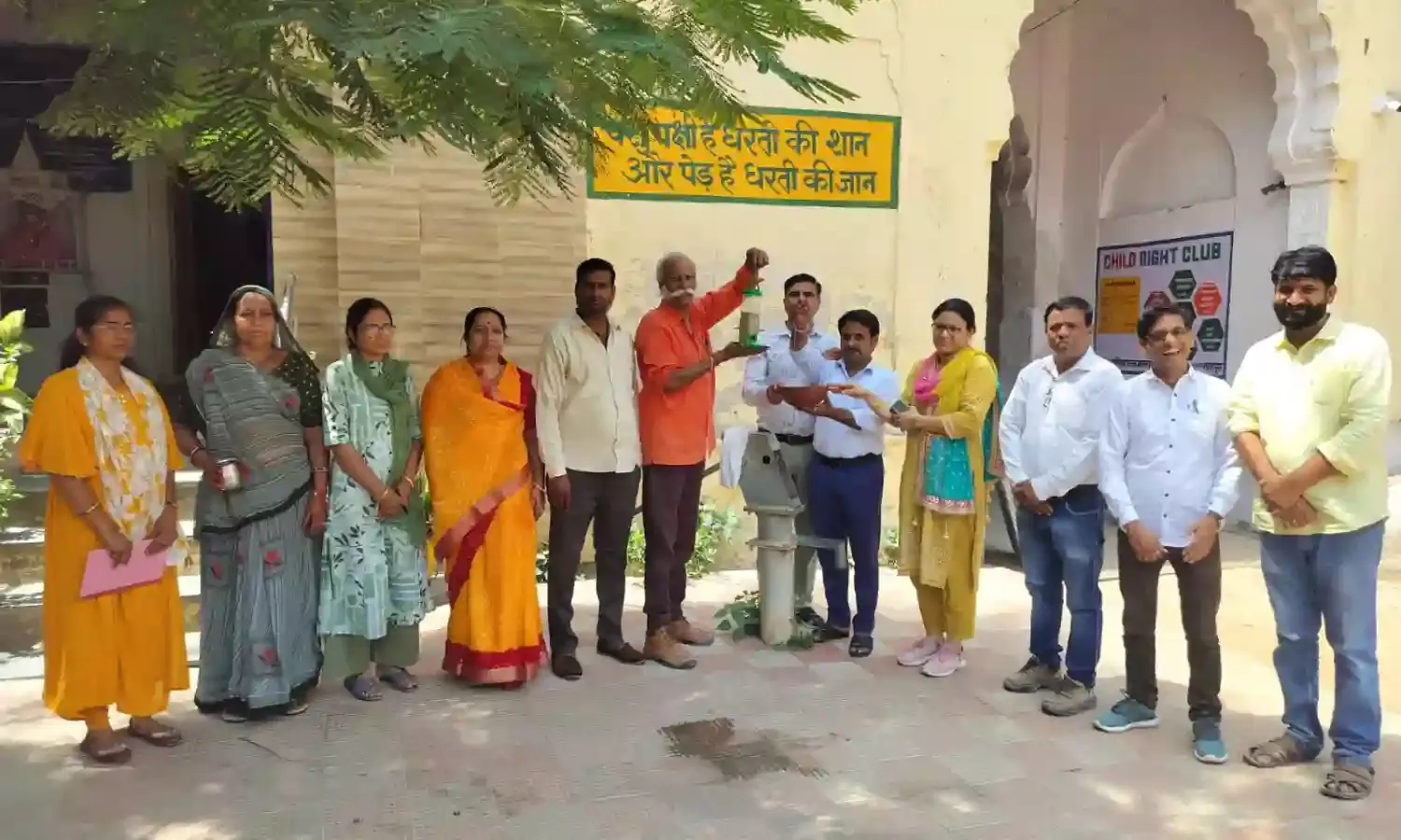 परिंडे लगाए ,पक्षियों के लिए दाना-पानी की व्यवस्था की