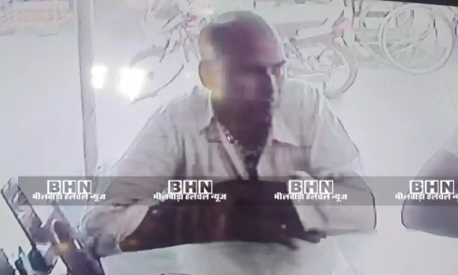 खरीदार बनकर आया चोर शॉप से ले उड़ा मोबाइल, सीसी टीवी कैमरे में वारदात कैद