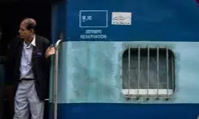 वेटिंग टिकट के साथ स्लीपर या AC कोच में चढ़े तो देना होगा इतना जुर्माना