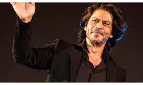 फिल्म नहीं चलती तो खुद को बाथरूम में बंद करके रोते हैं शाहरुख खान