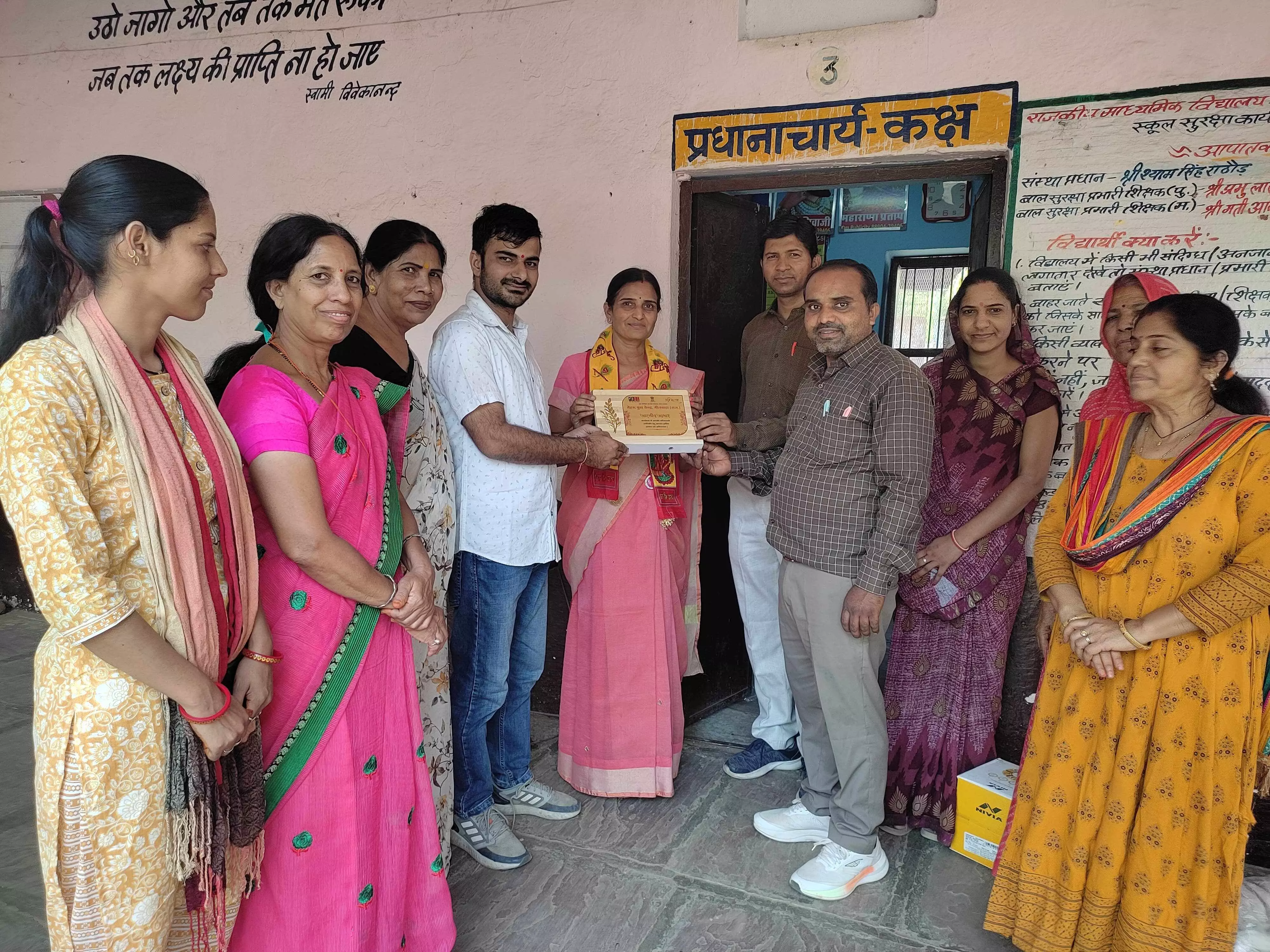 चावंडिया विद्यालय की नवनियुक्त प्रधानाचार्य माहेश्वरी का स्वागत एवं खेलकिट भेंट चावंडिया विद्यालय की नवनियुक्त प्रधानाचार्य माहेश्वरी का स्वागत एवं खेलकिट भेंट
