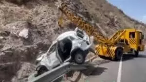 शादी से लौटते वक्त तेज रफ्तार अनियंत्रण होकर पलटी कार, महिला की मौत, 4 गंभीर घायल