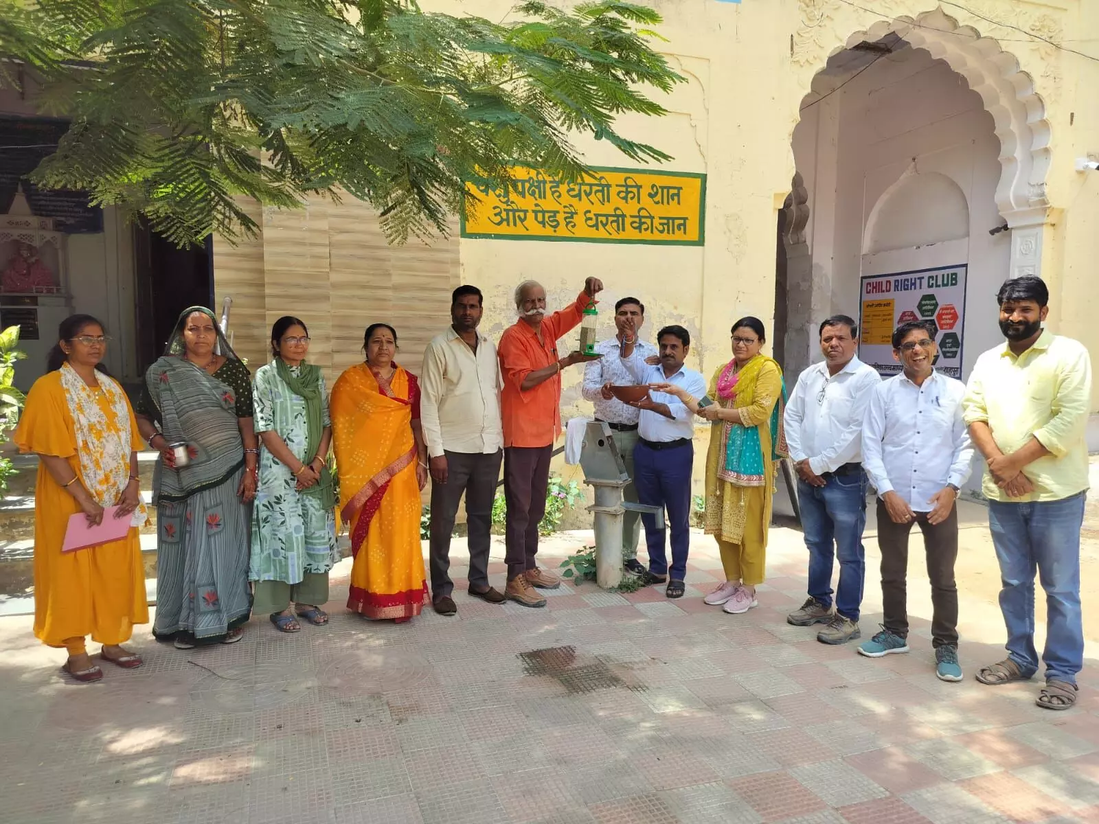 परिंडे लगाए ,पक्षियों के लिए दाना-पानी की व्यवस्था की परिंडे लगाए ,पक्षियों के लिए दाना-पानी की व्यवस्था की