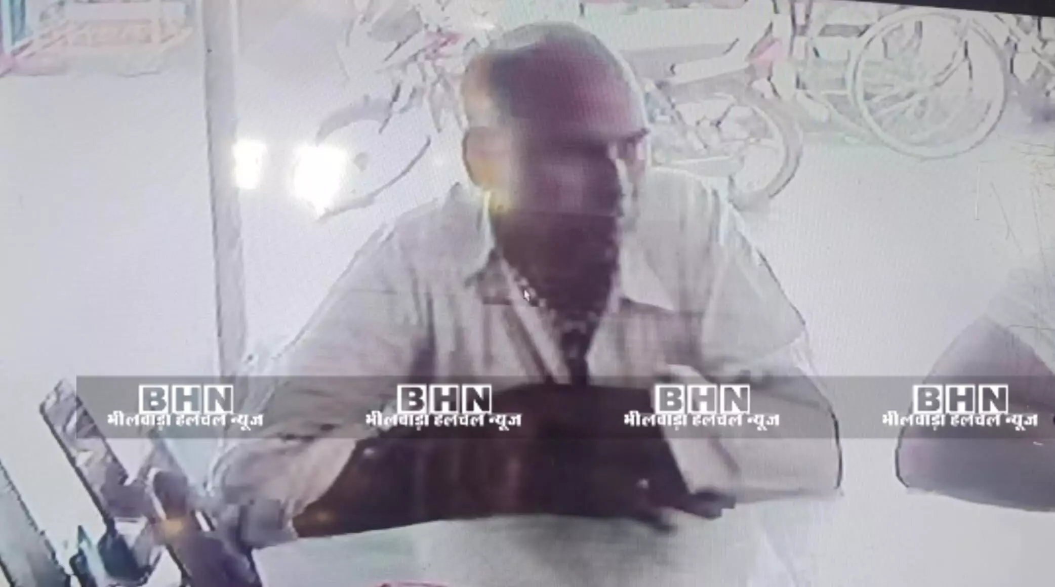 खरीदार बनकर आया चोर शॉप से ले उड़ा मोबाइल, सीसी टीवी कैमरे में वारदात कैद खरीदार बनकर आया चोर शॉप से ले उड़ा मोबाइल, सीसी टीवी कैमरे में वारदात कैद