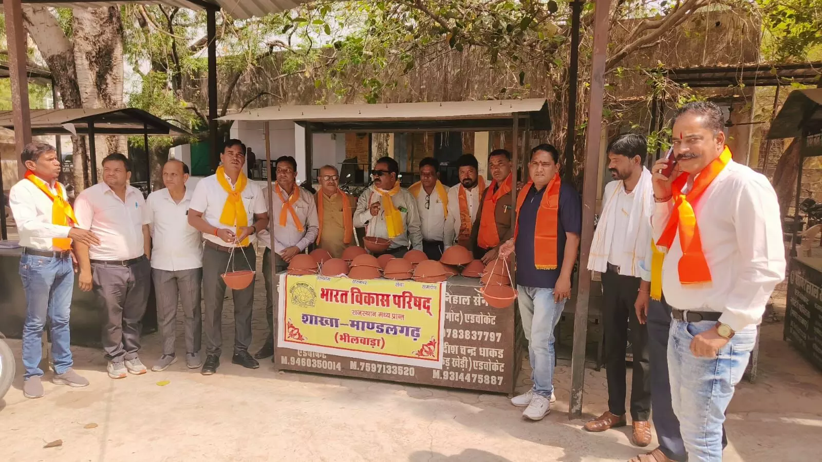 भीषण गर्मी में पक्षियों के पेयजल हेतु परिंडे बांधने का प्रथम चरण सम्पन्न भीषण गर्मी में पक्षियों के पेयजल हेतु परिंडे बांधने का प्रथम चरण सम्पन्न