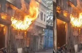 अजमेर के होटल में भीषण आग, चार की जलकर मौत; जान बचाने के लिए खिड़कियों से कूदे लोग अजमेर के होटल में भीषण आग, चार की जलकर मौत; जान बचाने के लिए खिड़कियों से कूदे लोग