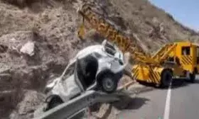 शादी से लौटते वक्त तेज रफ्तार अनियंत्रण होकर पलटी कार, महिला की मौत, 4 गंभीर घायल